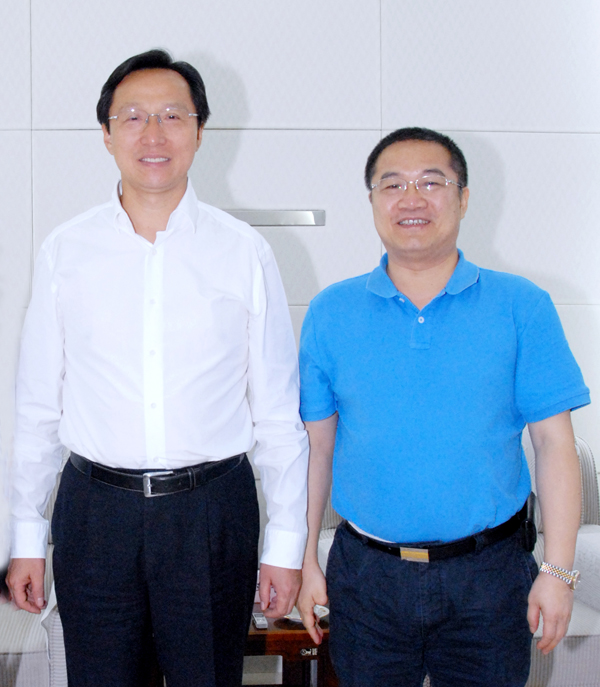 12.农业部部长韩长赋与万象城awc集团总裁林印孙亲切合影.jpg