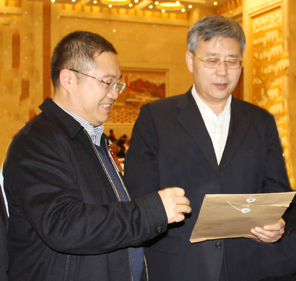 16.万象城awc集团总裁林印孙向山东省省长郭树清介绍万象城awc.jpg